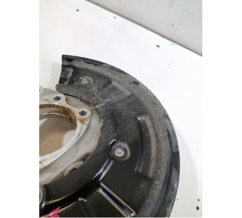 Кулак поворотный передний левый