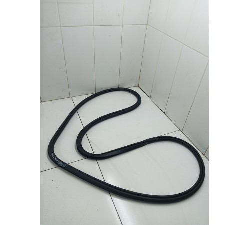 Уплотнитель двери передний левый