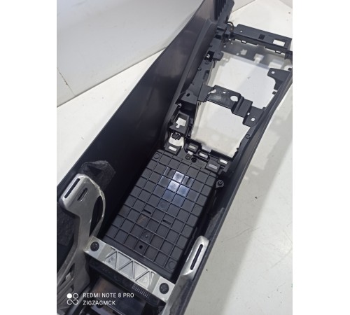 Центральная консоль с подлокотником