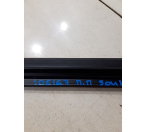 Уплотнитель стекла (передний правый внутренний)