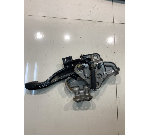 Педаль ручного тормоза