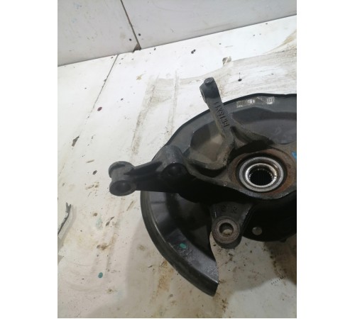 Кулак поворотный передний правый