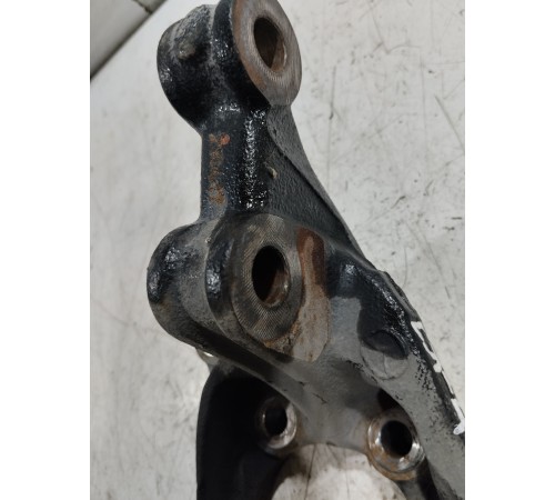 Кулак поворотный передний правый