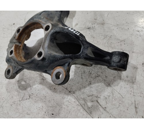 Кулак поворотный передний правый