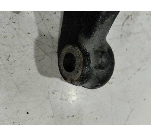 Кулак поворотный передний правый