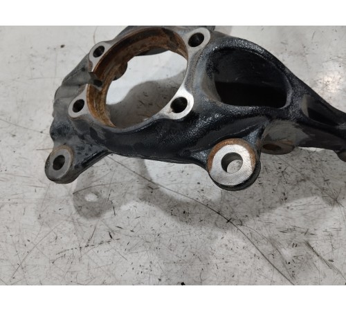 Кулак поворотный передний правый