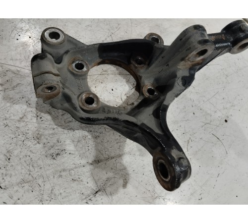 Кулак поворотный передний правый