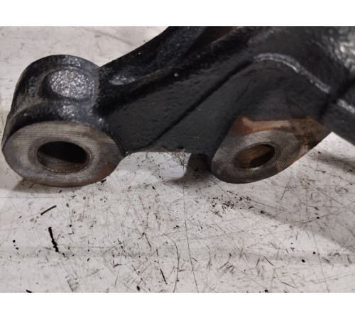 Кулак поворотный передний правый