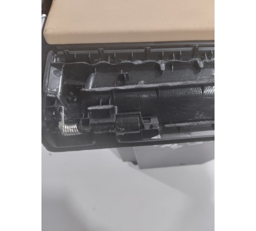 Подлокотник центральной консоли