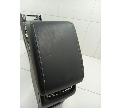 Центральная консоль с подлокотником