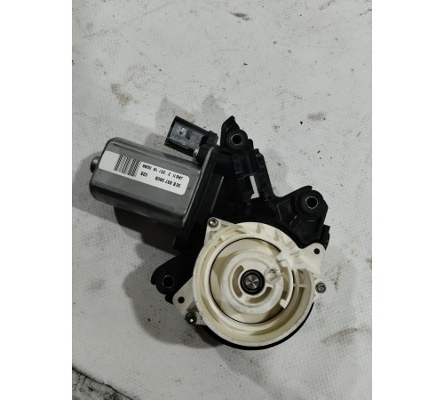 Доводчик двери (передний левый)