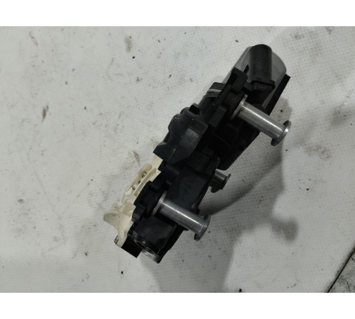 Доводчик двери (передний левый)