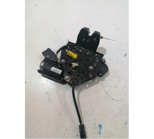 Замок двери багажника