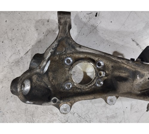 Кулак поворотный(передний правый)