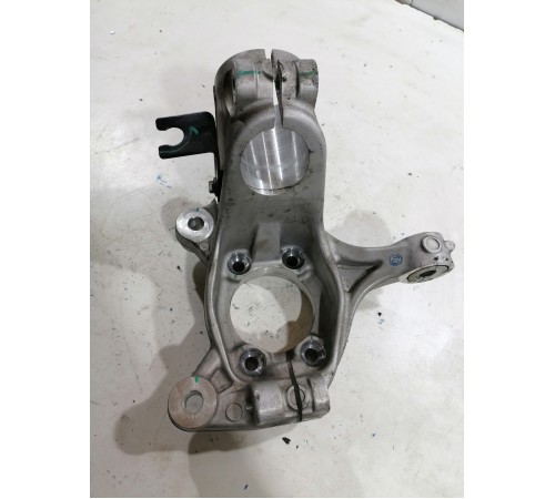 Кулак поворотный передний правый 