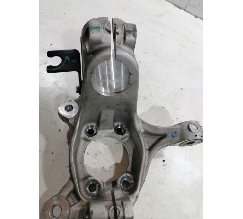 Кулак поворотный передний правый 