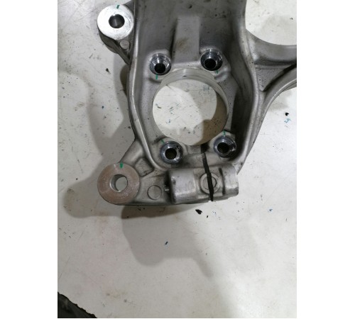 Кулак поворотный передний правый 