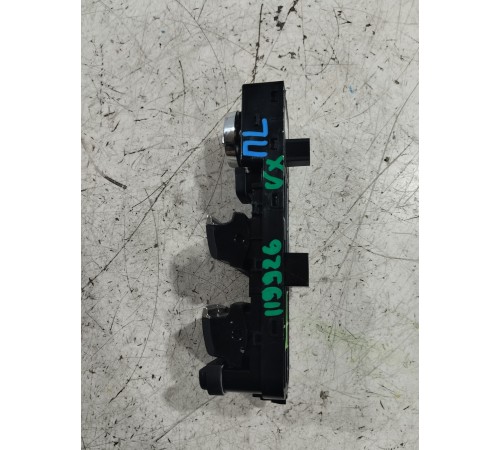 Блок кнопок управления стеклоподъёмниками передний левый