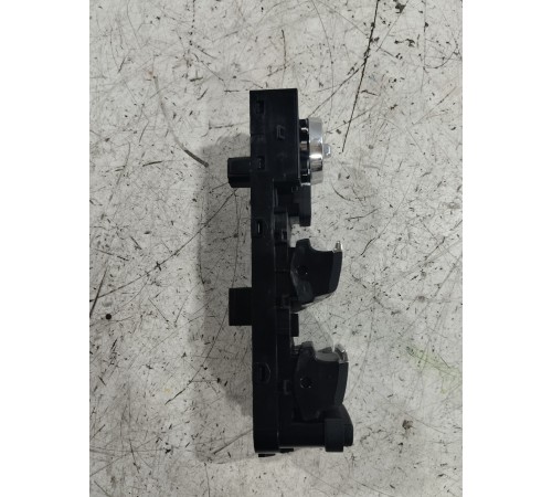 Блок кнопок управления стеклоподъёмниками передний левый