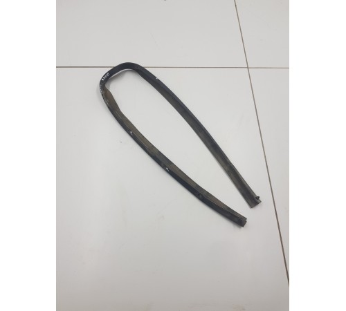 Уплотнитель капота