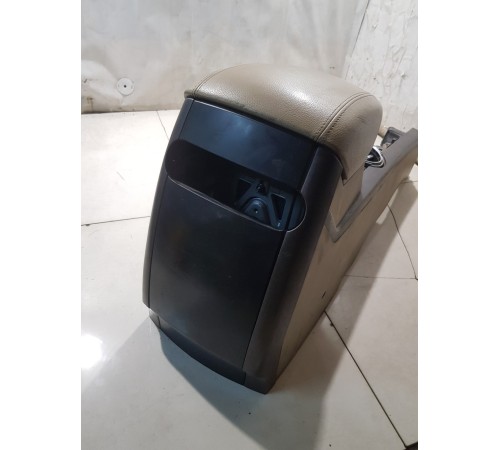 Центральная консоль с подлокотником