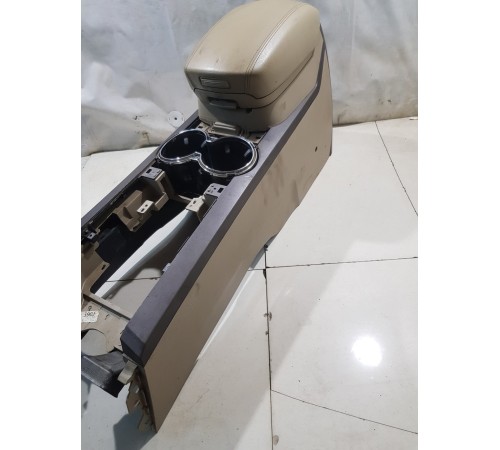 Центральная консоль с подлокотником