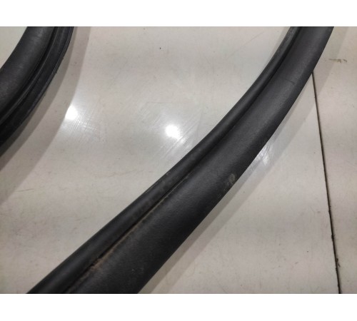 Уплотнитель двери (передний, правый)