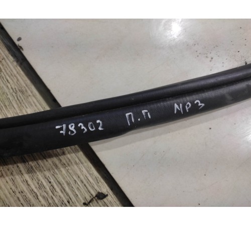 Уплотнитель двери (передний, правый)