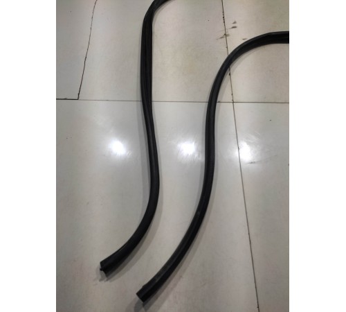 Уплотнитель двери (передний, правый)