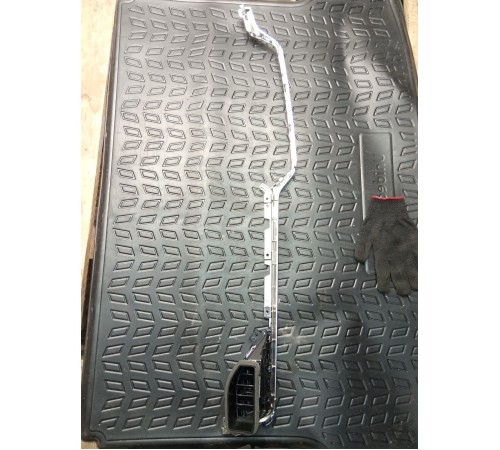 Накладка декоративная вторпеду правая с дефлектором