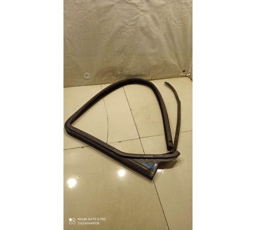 Уплотнитель стекла двери левый