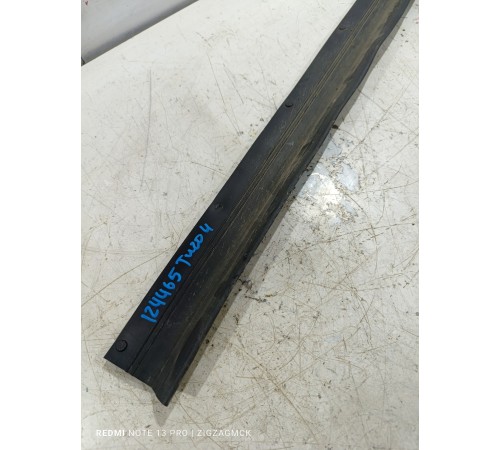 Уплотнитель двери передний правый