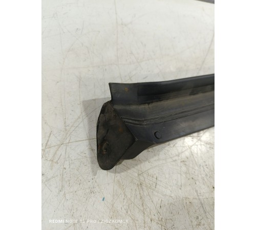 Уплотнитель двери передний правый