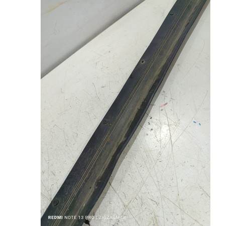 Уплотнитель двери передний правый