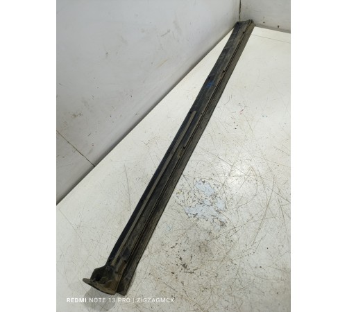 Уплотнитель двери передний правый