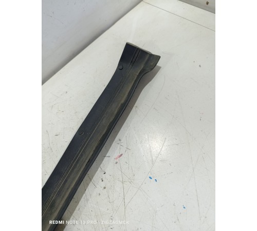 Уплотнитель двери передний правый