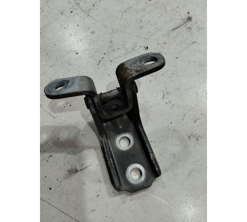 Петля двери(передняя левая верхняя)