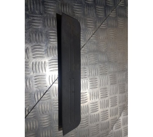 Накладка на порог салона задн. прав.