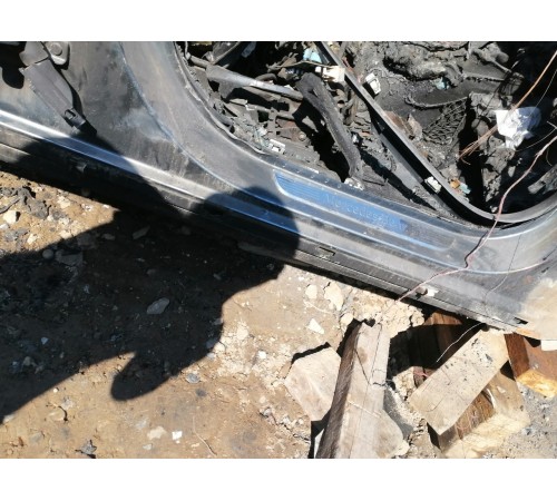 Порог с центральной стойкой правый