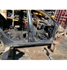 Порог с центральной стойкой правый