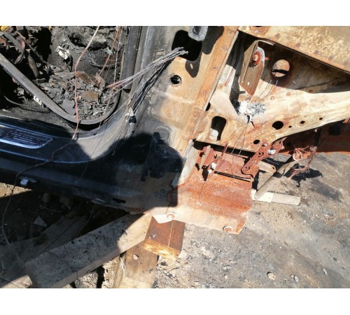 Порог с центральной стойкой правый