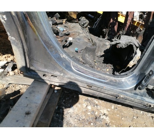 Порог с центральной стойкой правый