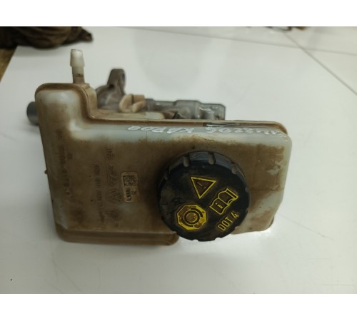 Главный тормозной цилиндр с бачком