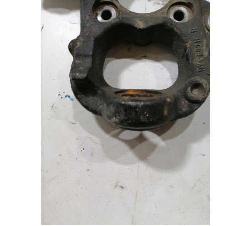 Кулак поворотный передний правый