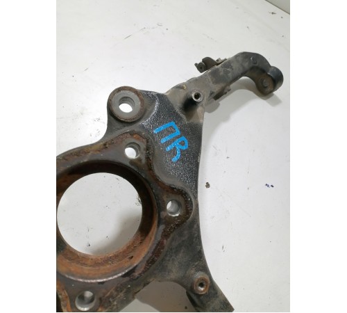 Кулак поворотный передний правый