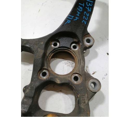 Кулак поворотный передний правый