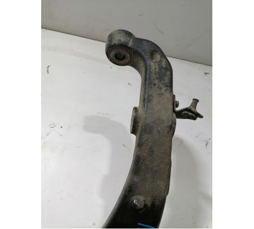 Кулак поворотный передний правый