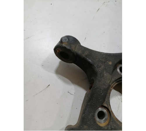 Кулак поворотный передний правый