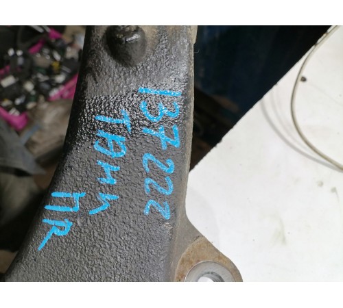 Кулак поворотный передний правый