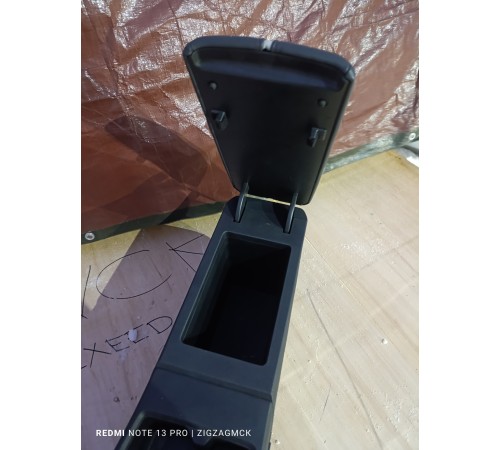 Консоль центральная с подлокотником